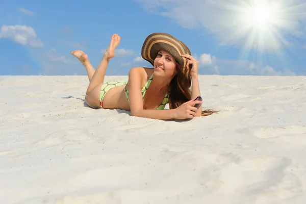 Schöne Frau am Strand — Stockfoto