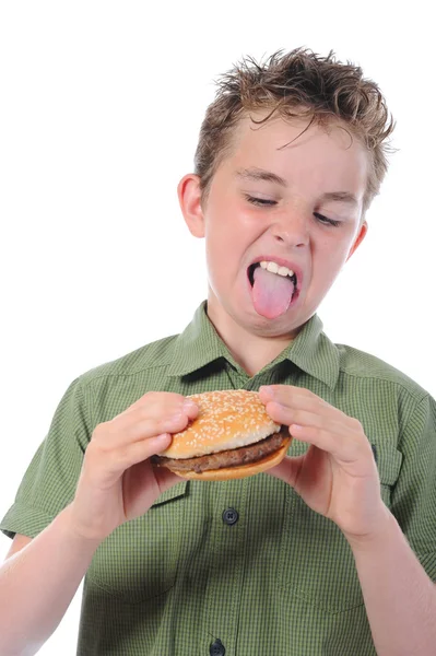 Malý chlapec jíst hamburger — Stock fotografie