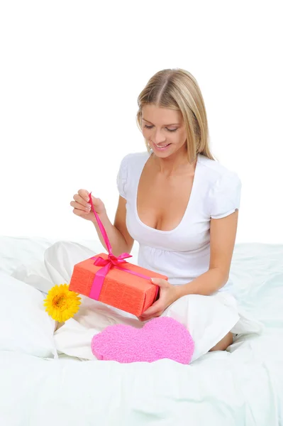 Mujer joven con una caja de regalo — Foto de Stock