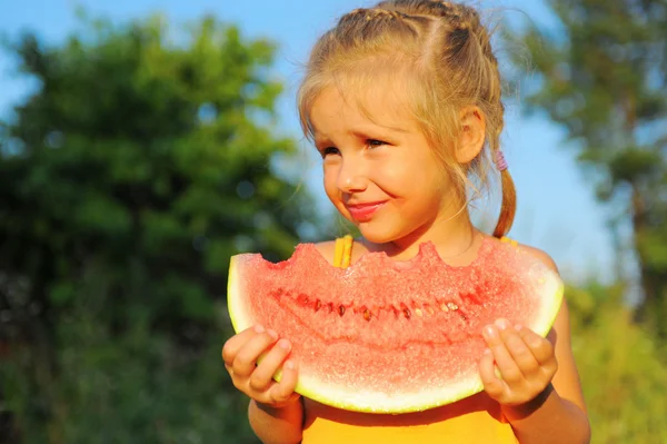 Young girl eating watermelon — Stock Photo, Image