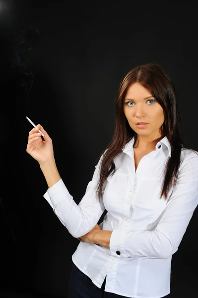 Mujer con un cigarro — Foto de Stock