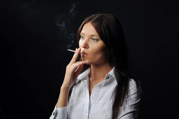Mujer con un cigarro — Foto de Stock