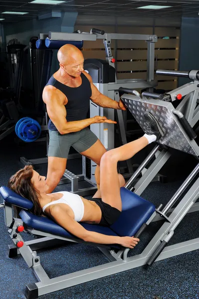男人和一个女人在健身房里 — 图库照片