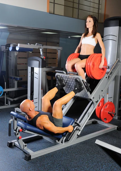 Man and a woman in the gym — Stock Photo, Image