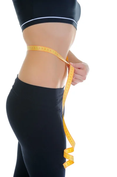 Jovem mulher esportiva medindo cintura . — Fotografia de Stock