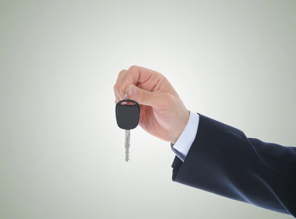 Zakenman geeft de sleutels tot de auto — Stockfoto