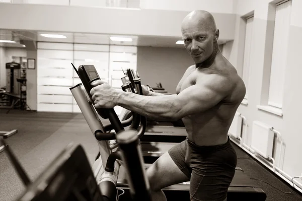 Bodybuilder showing his muscles — Stock Photo, Image