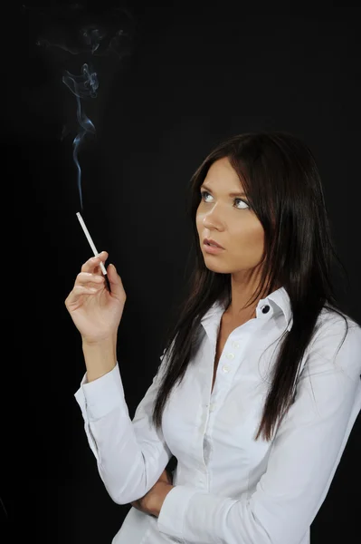 Femme avec un cigare — Photo