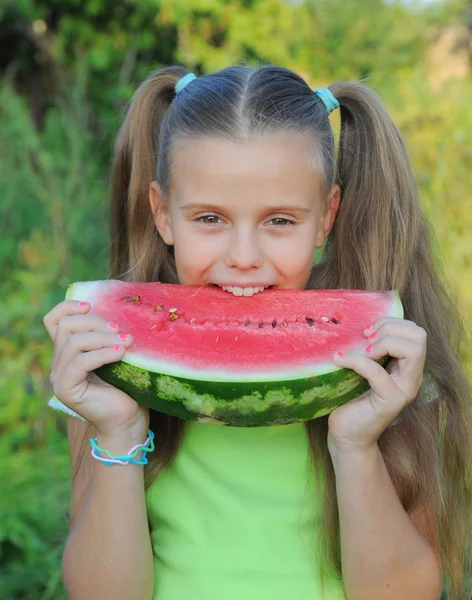 Νεαρό κορίτσι τρώει καρπούζι — Φωτογραφία Αρχείου