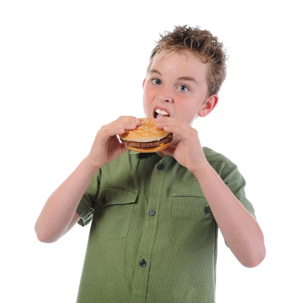 Kleine jongen eten van een hamburger — Stockfoto