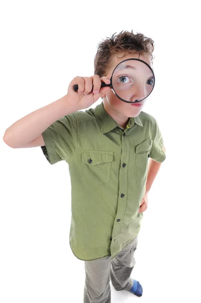 Хлопчик дивиться через збільшувальний стакан — стокове фото