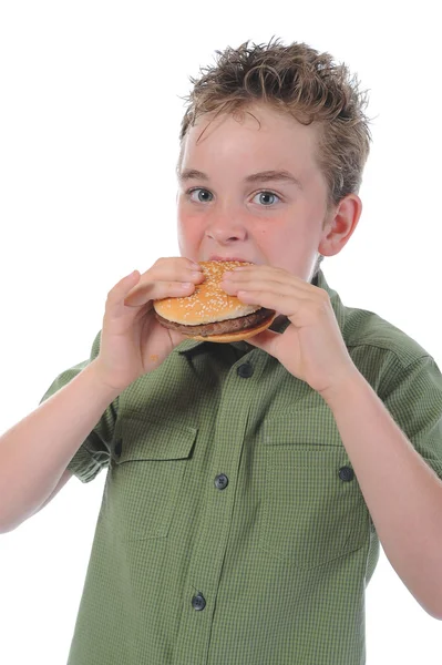Liten pojke som äter en hamburgare — Stockfoto