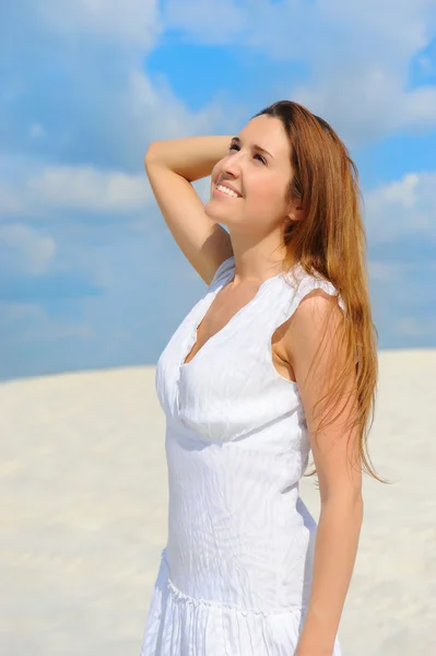 Красивая женщина на пляже — стоковое фото