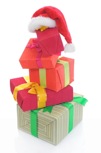 Weihnachtsmann Hut mit Weihnachtsgeschenken — Stockfoto