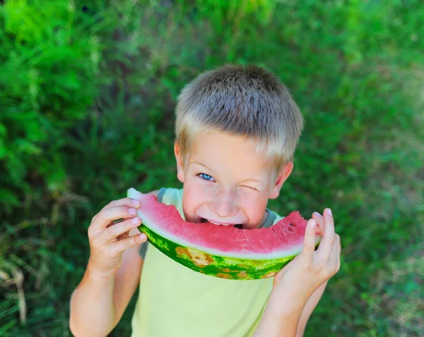 Jonge jongen eten watermeloen — Stockfoto
