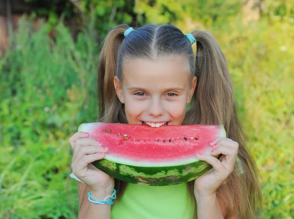 Νεαρό κορίτσι τρώει καρπούζι — Φωτογραφία Αρχείου