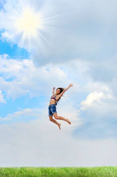 Mulher bonita sobre o céu azul — Fotografia de Stock