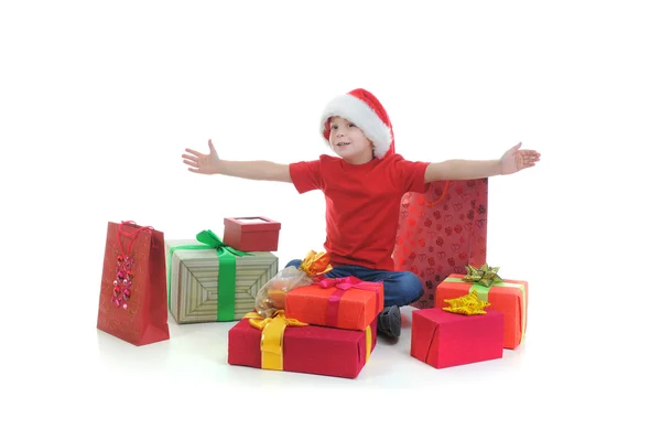 Glad pojke i jultomten hatt Stockfoto