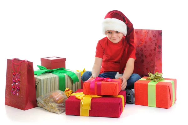 Веселый мальчик в шляпе Санта-Клауса — стоковое фото