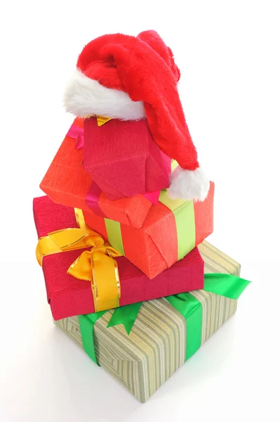 Weihnachtsmann Hut mit Weihnachtsgeschenken — Stockfoto