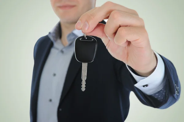 Homme d'affaires donne les clés de la voiture — Photo