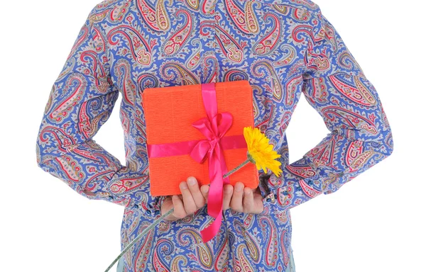 Man met een doos van de gift en een bloem — Stockfoto