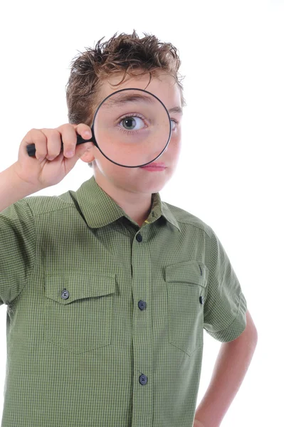 虫眼鏡を通して見る男の子 — ストック写真