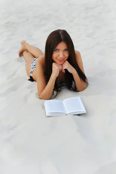 Gyönyörű nő a strandon — Stock Fotó