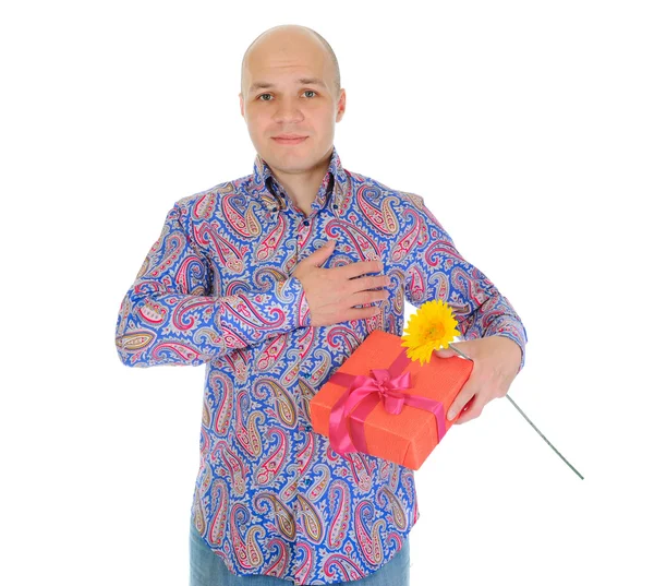 Homem com uma caixa de presente e uma flor — Fotografia de Stock