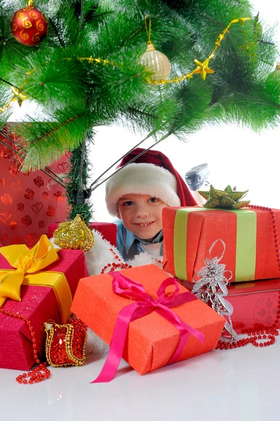Veselý kluk v santa claus klobouk — Stock fotografie