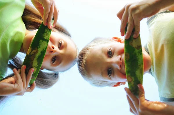 Девочка и мальчик едят арбуз — стоковое фото