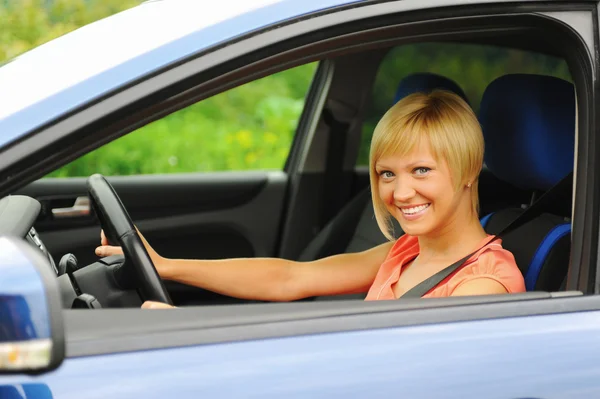 車の中で若い女性の笑みを浮かべてください。 — ストック写真