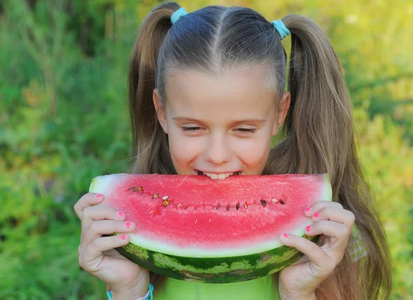 Ung flicka äter vattenmelon — Stockfoto