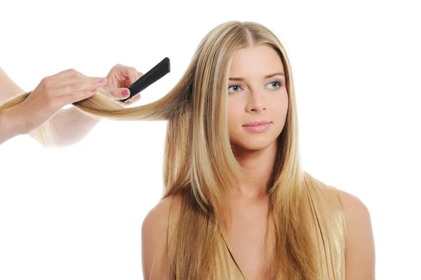 Stylist fejtetőre fésült frizura fiatal szőke nő — Stock Fotó