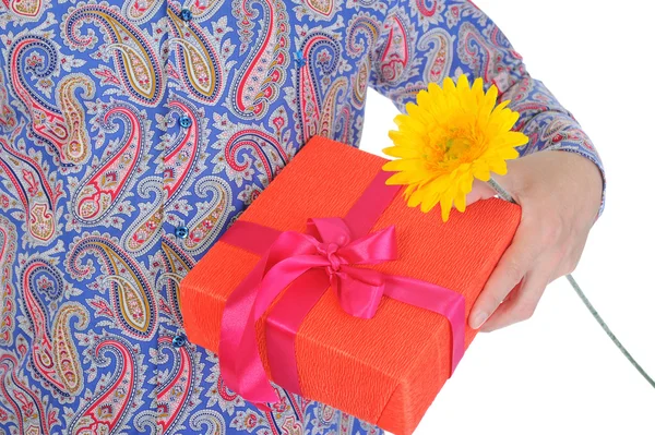 Man med en presentförpackning och en blomma — Stockfoto