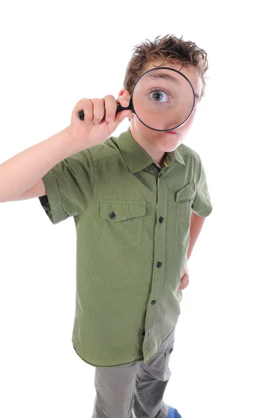 虫眼鏡を通して見る男の子 — ストック写真