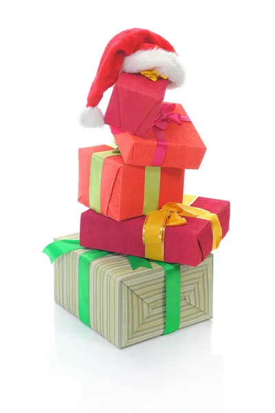 Шляпа Санта-Клауса с рождественскими подарками — стоковое фото