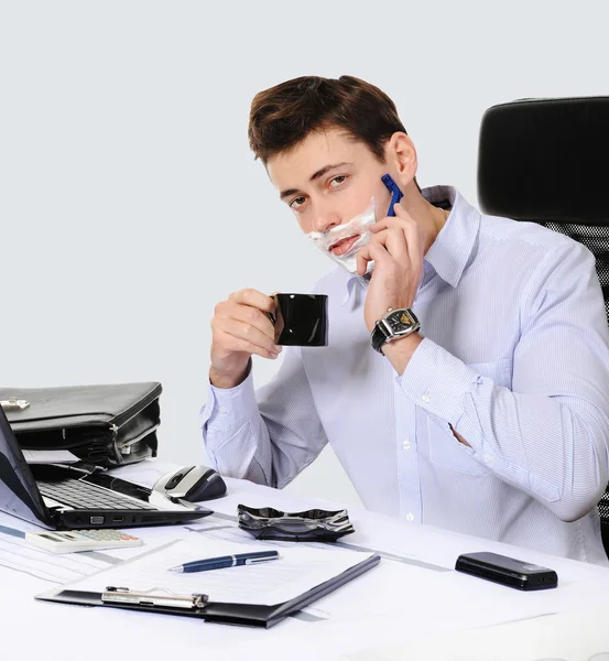 Businessman shaves in the workplace — Stock Photo, Image