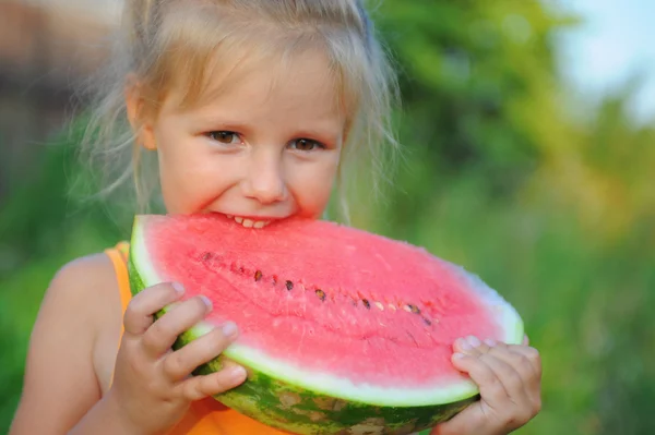 Young girl eating watermelon — Stock Photo, Image