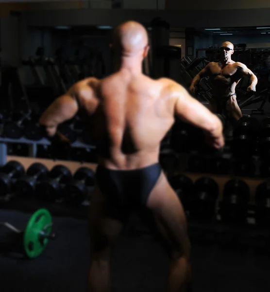 Fisiculturista mostrando seus músculos — Fotografia de Stock