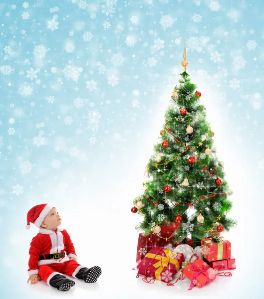 Fröhlicher Junge mit Weihnachtsmann-Hut lizenzfreie Stockbilder