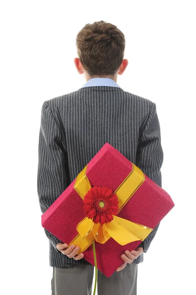 Jongen met een doos van de gift en een bloem — Stockfoto