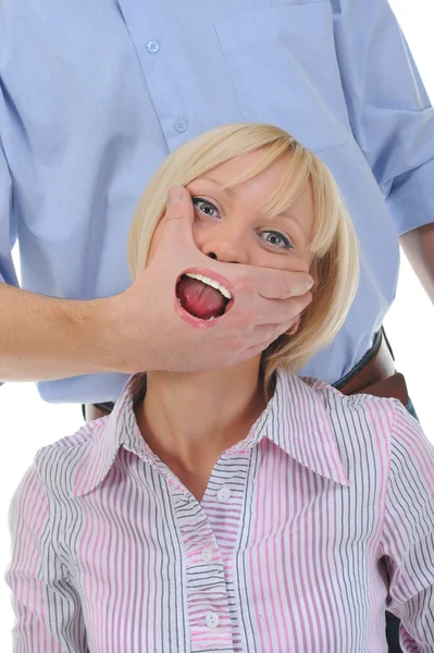 Άνθρωπος κλείνει το στόμα μια χείρα βοηθείας στη γυναίκα — Φωτογραφία Αρχείου