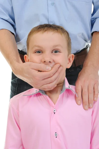 Człowiek zamyka usta ręką chłopca — Zdjęcie stockowe