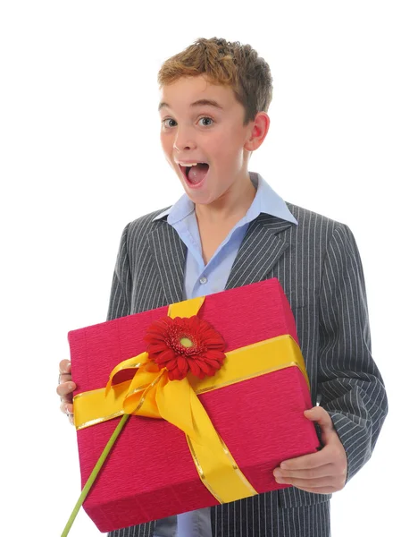 Jongen met een doos van de gift en een bloem — Stockfoto