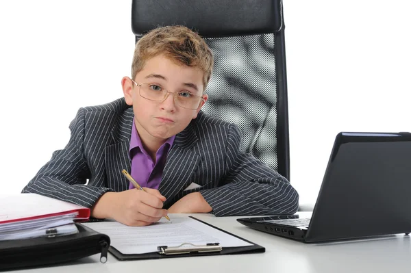 Jovem empresário usando um laptop — Fotografia de Stock