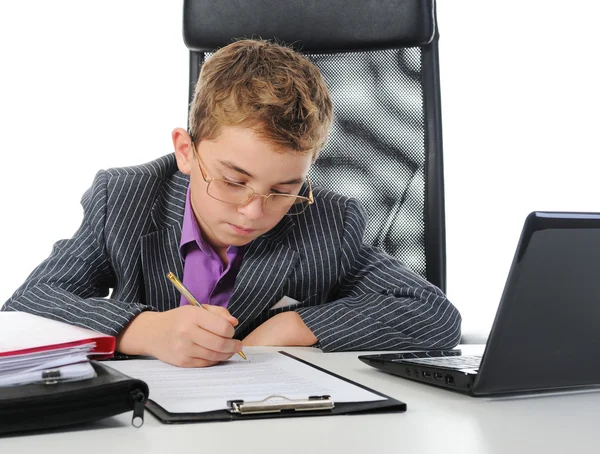 Joven hombre de negocios utilizando un ordenador portátil — Foto de Stock