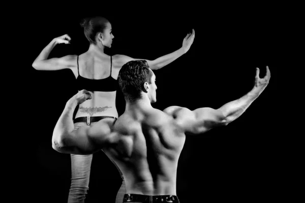 男人和一个女人在健身房里 — 图库照片