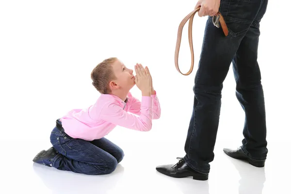 厳格な父親は、彼の息子を罰する — ストック写真