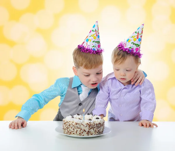 Vacker liten pojke firar födelsedag — Stockfoto